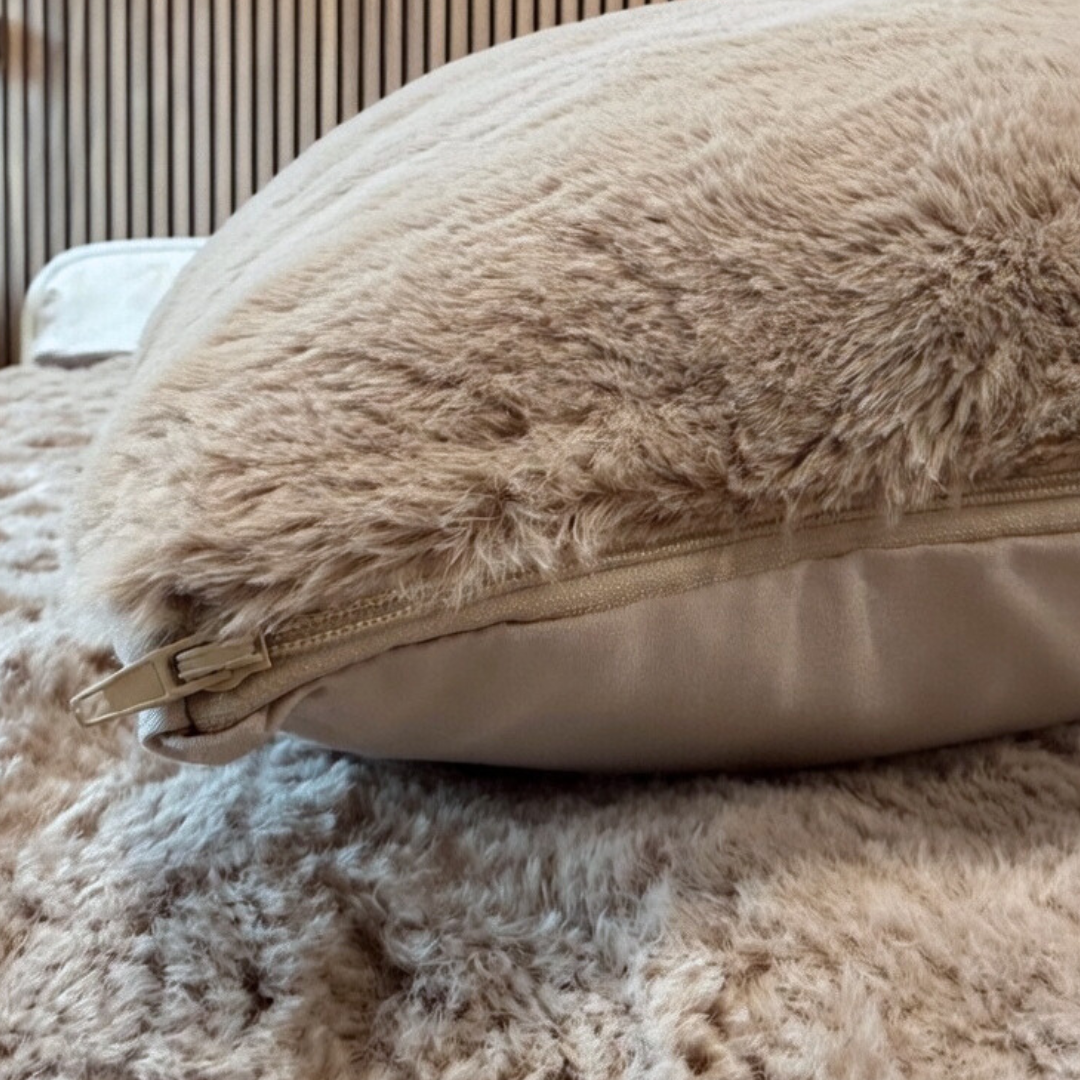 Y-NOT kussenslopen Pom Pom Fur Taupe 60x70cm 2-Pack