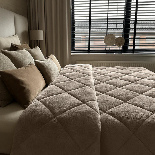 Winterse Comfortgids: Waarom een Teddy Dekbed zonder Overtrek Perfect is voor de Koude Maanden