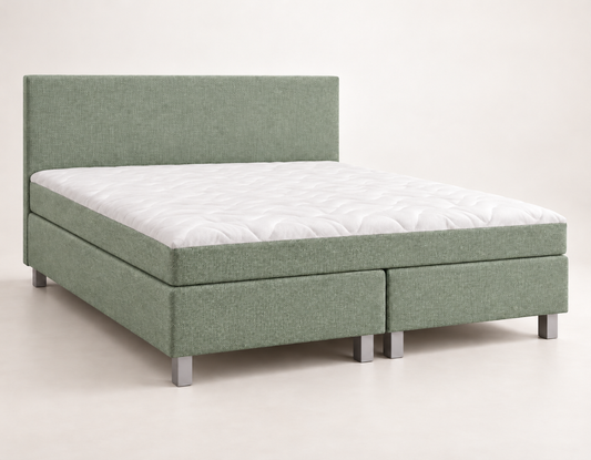 Luxe boxspring Nora in groene stof met een stijlvol gestoffeerd hoofdbord. Sfeervol en modern design voor een natuurlijke, stijlvolle slaapkamer.