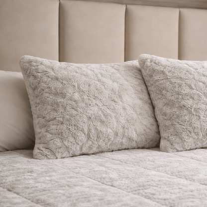 YNOT Cloud Pom Pom Fur Greige kussenslopen 60x70cm 2-Pack